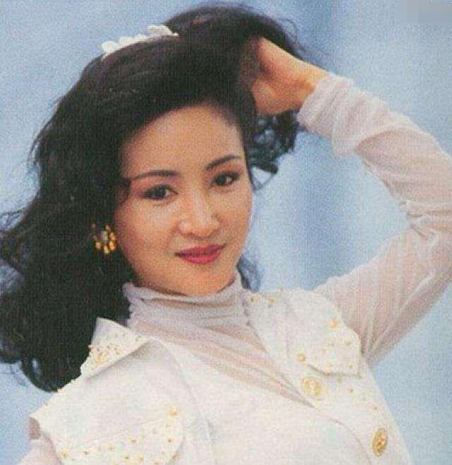 謝霆鋒女神母親「28歲嫁浪子」  2度結婚才獲幸福！ 67歲帶老公「與前夫喝茶」：終於作回自己