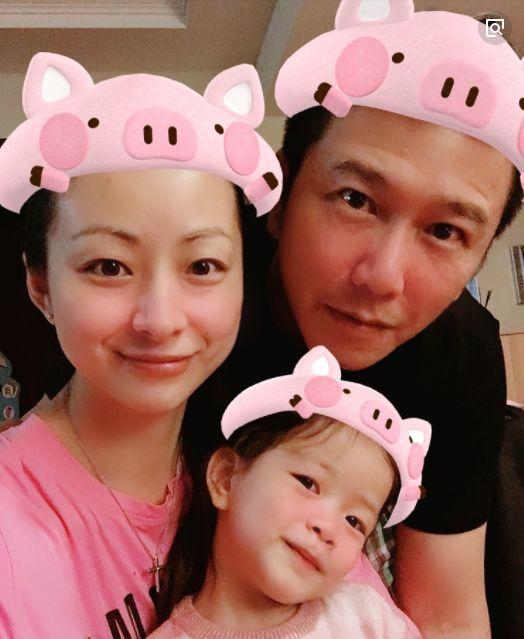 有過三段婚姻！和港姐離婚「再娶貼身助理」　「三婚娶小20歲女演員」今54歲回歸家庭