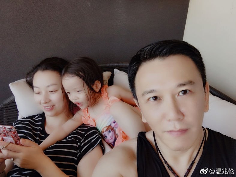 有過三段婚姻！和港姐離婚「再娶貼身助理」　「三婚娶小20歲女演員」今54歲回歸家庭