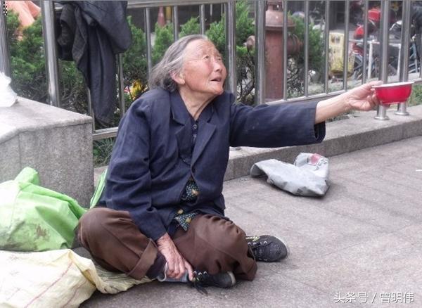 遭嫌吃閒飯!聽聞婆婆在外「漂泊九年賺120萬」兒媳笑開花 想接回家沒想到老人竟走了...