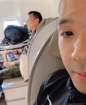 被正妹圍繞！黑人合照「6空姐」網驚左一有亮點　家中「180坪豪宅」砸錢大改造根本小孩天堂