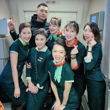 被正妹圍繞！黑人合照「6空姐」網驚左一有亮點　家中「180坪豪宅」砸錢大改造根本小孩天堂