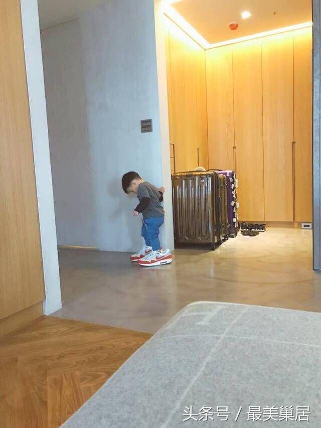 被正妹圍繞！黑人合照「6空姐」網驚左一有亮點　家中「180坪豪宅」砸錢大改造根本小孩天堂