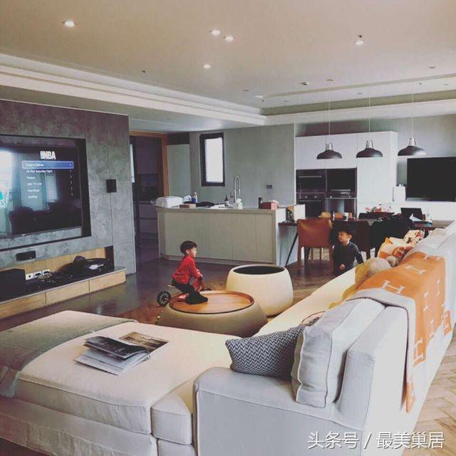 被正妹圍繞！黑人合照「6空姐」網驚左一有亮點　家中「180坪豪宅」砸錢大改造根本小孩天堂