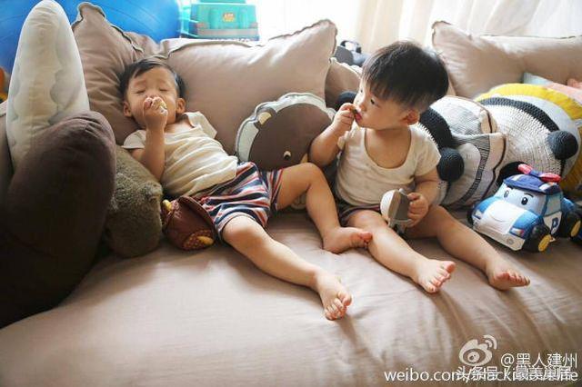 被正妹圍繞！黑人合照「6空姐」網驚左一有亮點　家中「180坪豪宅」砸錢大改造根本小孩天堂