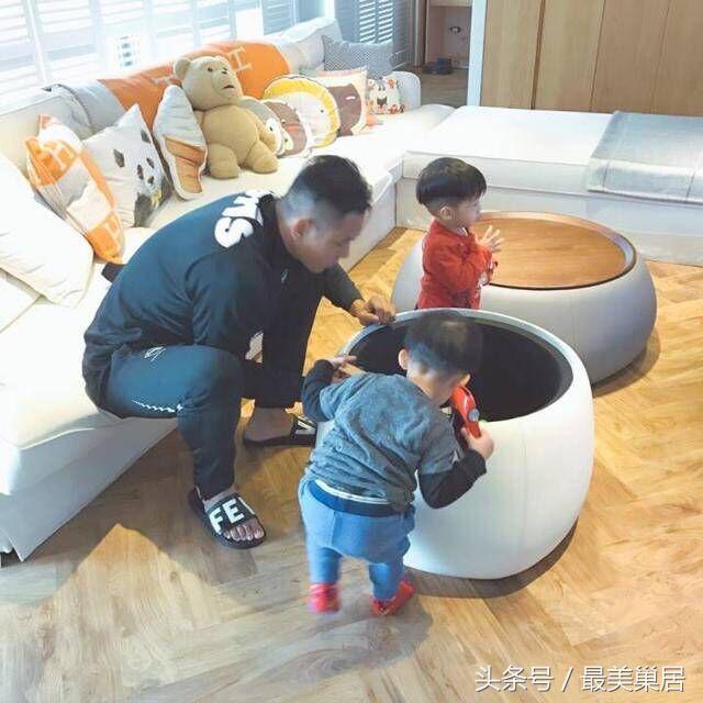 被正妹圍繞！黑人合照「6空姐」網驚左一有亮點　家中「180坪豪宅」砸錢大改造根本小孩天堂