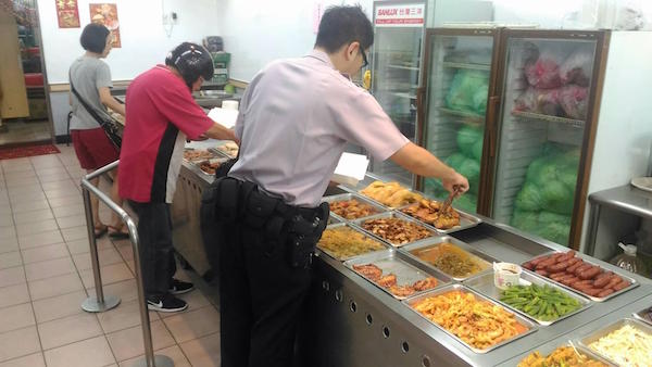 正義魔人Po照質問「警察怎可穿制服買便當」？　新北警神回「先擔心你的雞腿吧」Diss爆