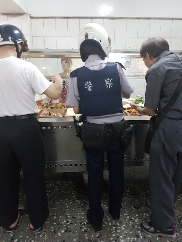 正義魔人Po照質問「警察怎可穿制服買便當」？　新北警神回「先擔心你的雞腿吧」Diss爆