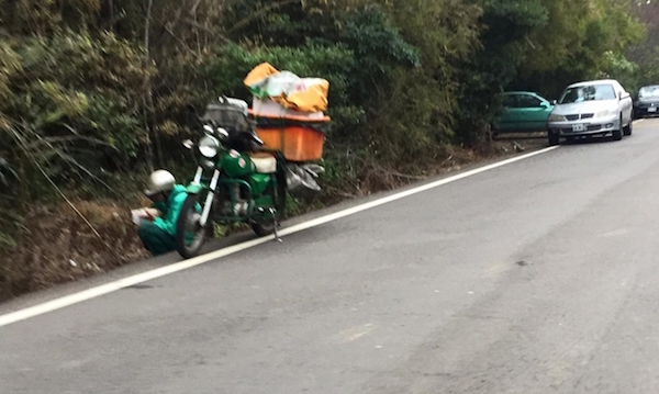 正義魔人Po照質問「警察怎可穿制服買便當」？　新北警神回「先擔心你的雞腿吧」Diss爆