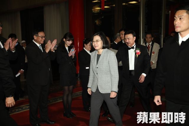 余苑綺婚禮「黃西田只包3600」不怕被退　　余天「換帖兄弟包1萬2」尷尬獻上祝福