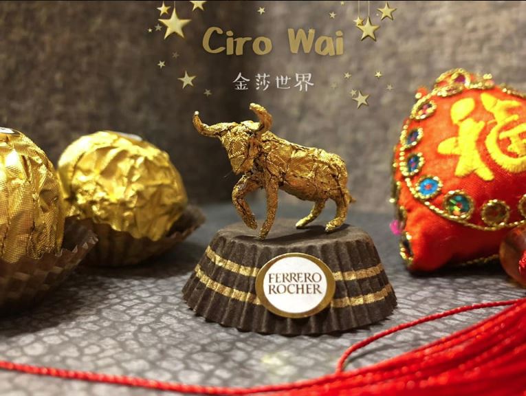 女兒愛吃金莎！他隨手將包裝紙「摺成12生肖」　駿馬奔騰帥爆「一看到金豬本尊」紅到國外：太Q了