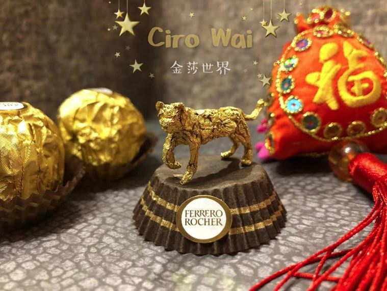女兒愛吃金莎！他隨手將包裝紙「摺成12生肖」　駿馬奔騰帥爆「一看到金豬本尊」紅到國外：太Q了