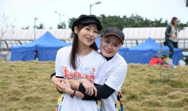 女星剃光頭陪好友抗病！「曾有抑鬱症」今成立基金會散播力量 幫助藍潔瑛感嘆「只有自己能救」