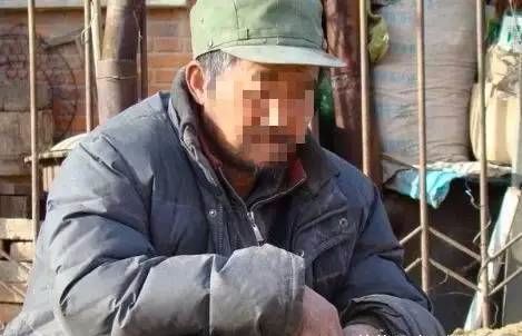 父親欠了一屁股債，兒子為了還債準備賣掉婚房，債主一來卻給兒子跪下了