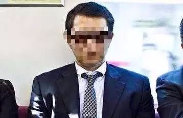 父親欠了一屁股債，兒子為了還債準備賣掉婚房，債主一來卻給兒子跪下了