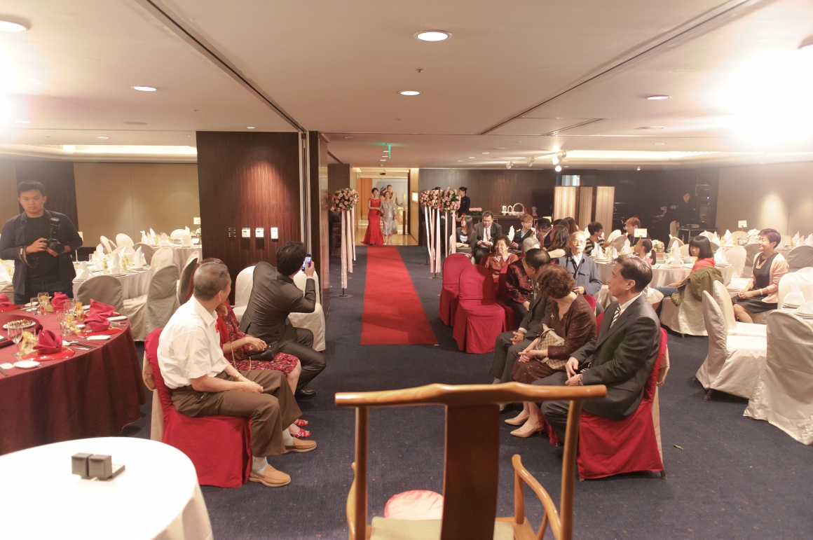 嫁女堅持收36萬聘金「否則對不起祖先」　隔年她娶媳婦「被收12萬聘金」改口哭喊：賣女兒啦！