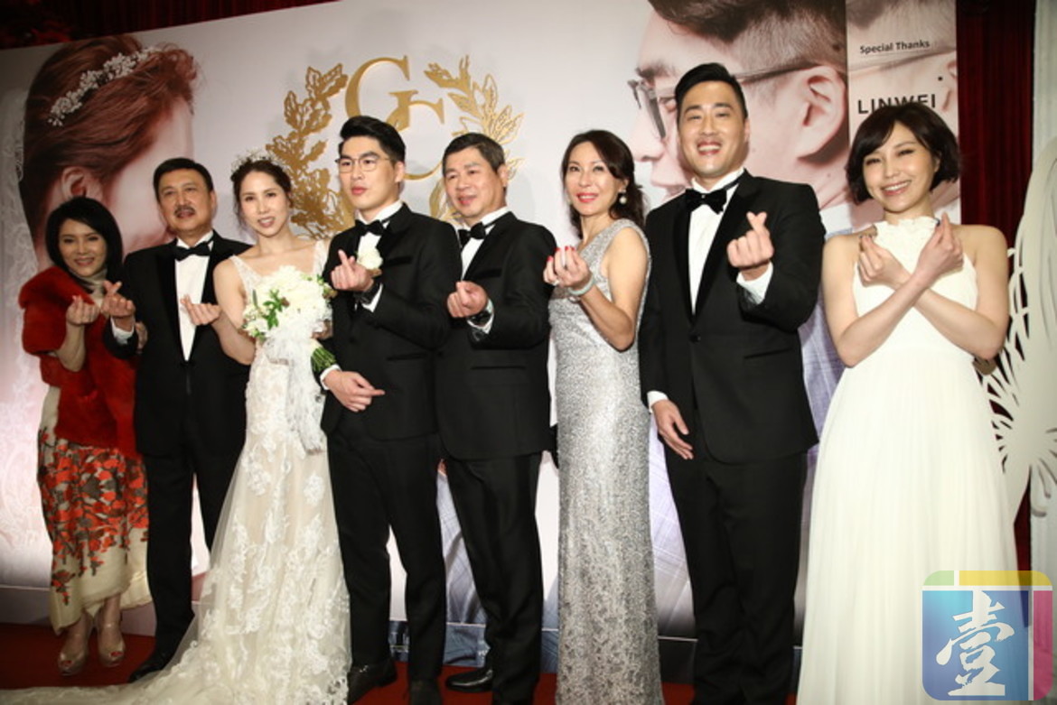 好緊張！女兒出嫁「余天小動作頻頻」掩飾落淚情緒　蔡英文趕赴證婚「點名張菲」：站起來