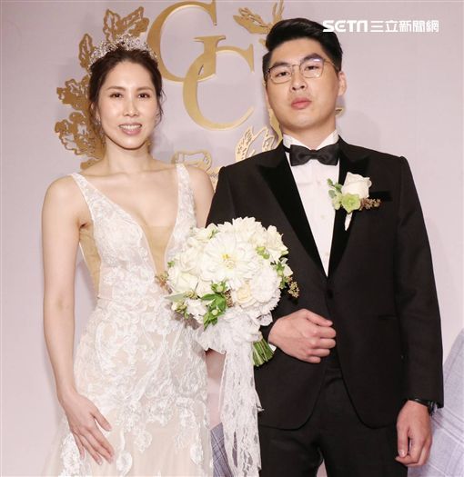 好緊張！女兒出嫁「余天小動作頻頻」掩飾落淚情緒　蔡英文趕赴證婚「點名張菲」：站起來