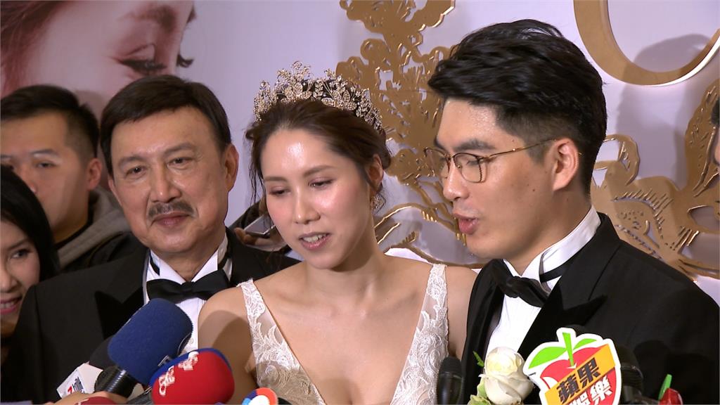 好緊張！女兒出嫁「余天小動作頻頻」掩飾落淚情緒　蔡英文趕赴證婚「點名張菲」：站起來