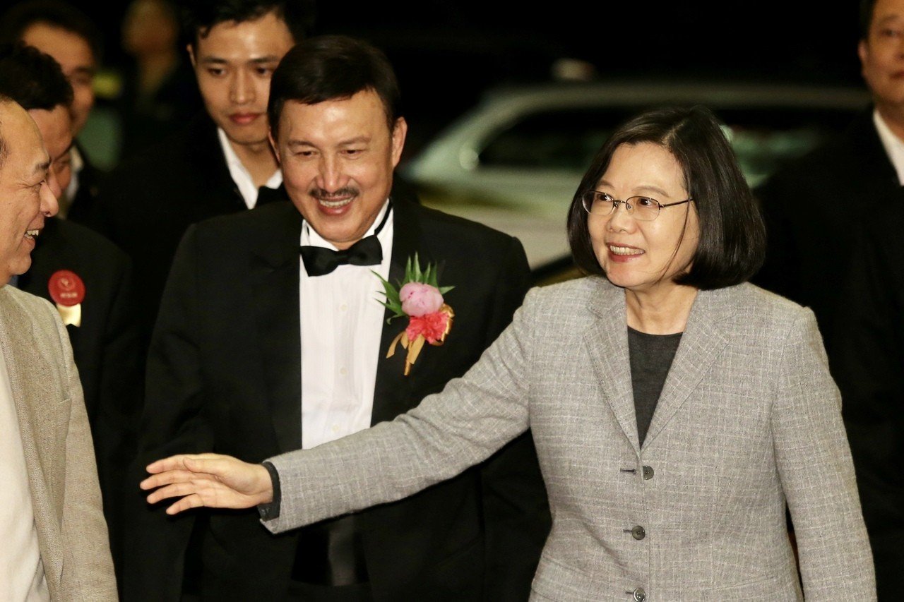 好緊張！女兒出嫁「余天小動作頻頻」掩飾落淚情緒　蔡英文趕赴證婚「點名張菲」：站起來