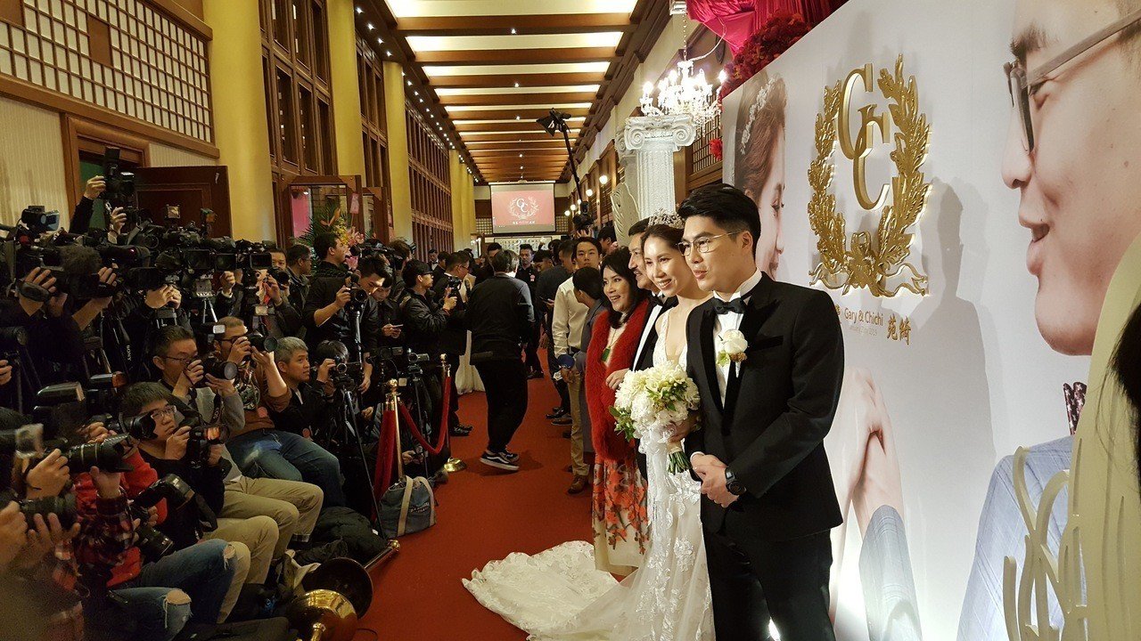 好緊張！女兒出嫁「余天小動作頻頻」掩飾落淚情緒　蔡英文趕赴證婚「點名張菲」：站起來