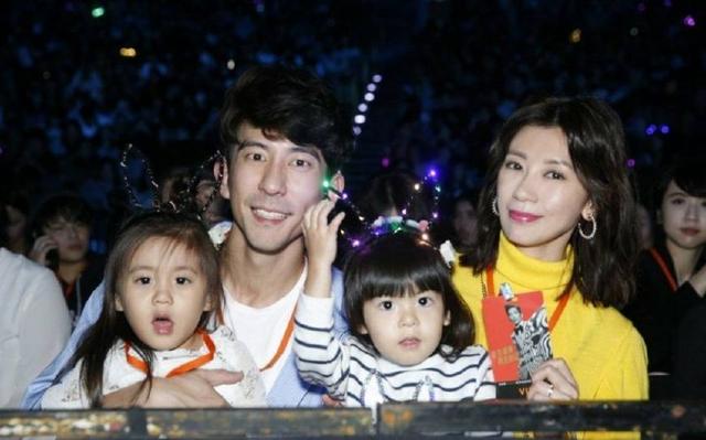 咘咘、波妞首次追星！蕭敬騰唱一半給姊妹倆「送上驚喜」　賈靜雯2女兒跳舞嗨翻