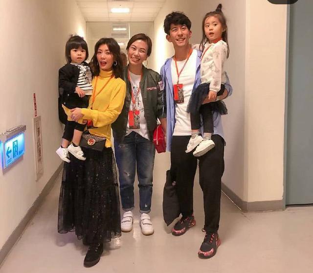咘咘、波妞首次追星！蕭敬騰唱一半給姊妹倆「送上驚喜」　賈靜雯2女兒跳舞嗨翻