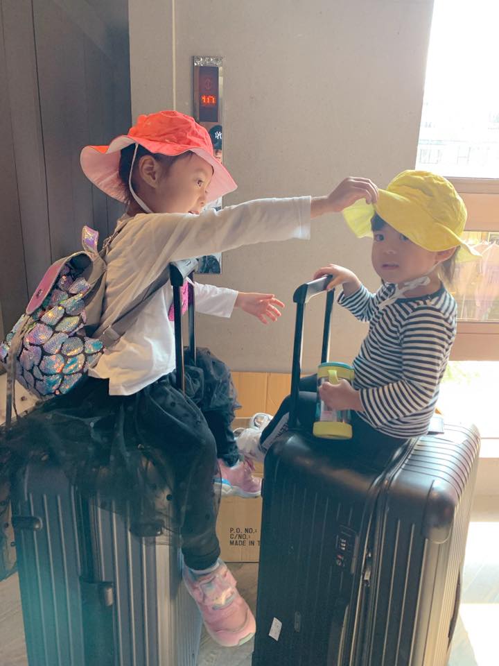 賈靜雯全家「第一次來高雄」玩到臉都歪　咘咘「模仿妹妹的姿勢」被笑虧：偶像包袱超重