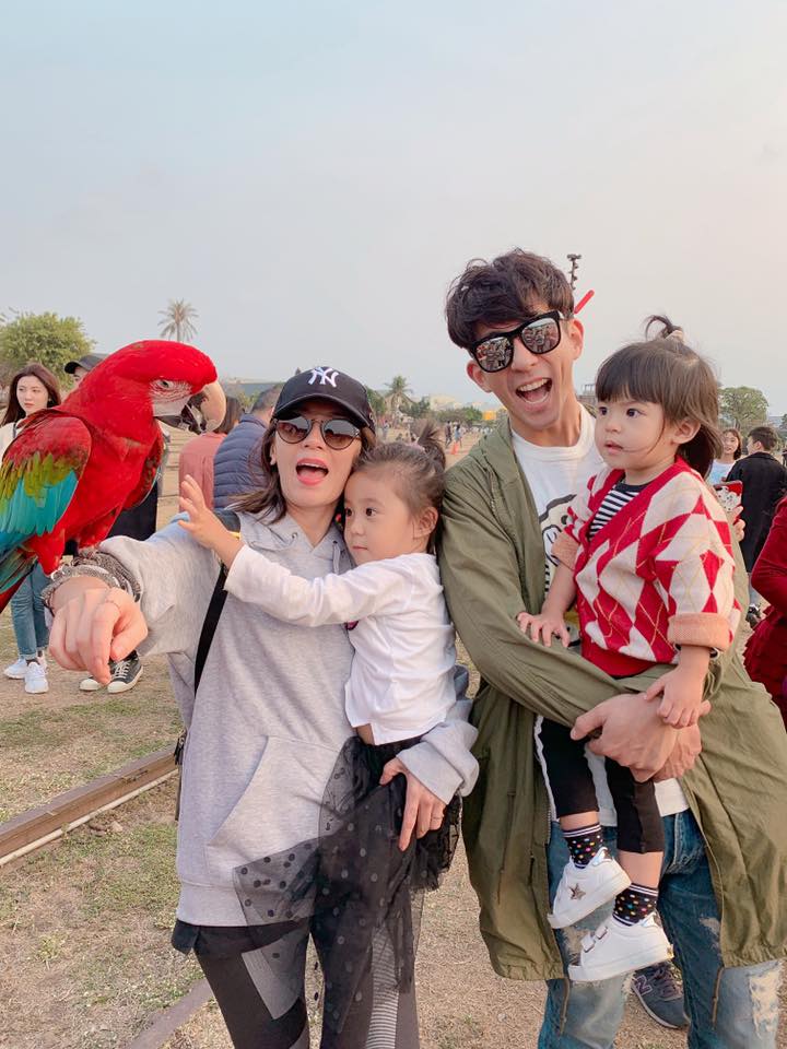 賈靜雯全家「第一次來高雄」玩到臉都歪　咘咘「模仿妹妹的姿勢」被笑虧：偶像包袱超重