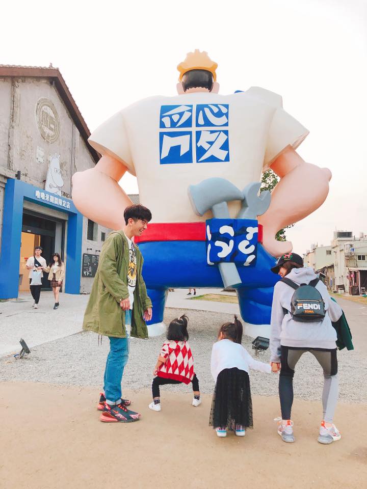 賈靜雯全家「第一次來高雄」玩到臉都歪　咘咘「模仿妹妹的姿勢」被笑虧：偶像包袱超重