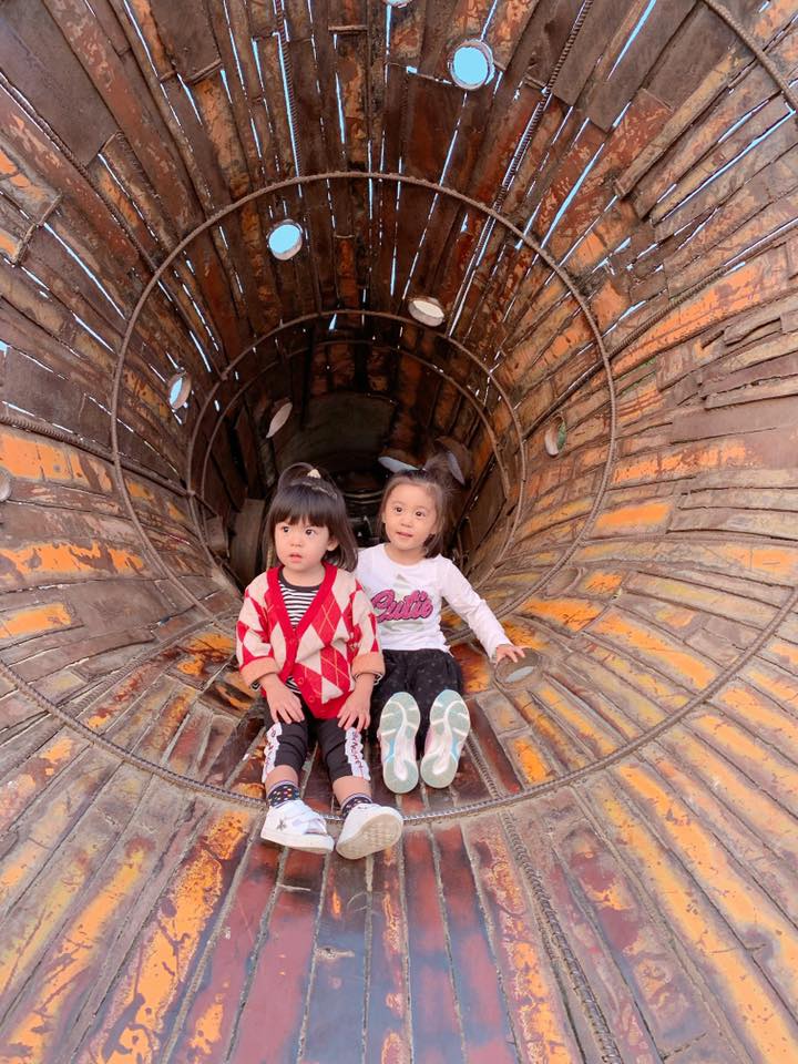 賈靜雯全家「第一次來高雄」玩到臉都歪　咘咘「模仿妹妹的姿勢」被笑虧：偶像包袱超重