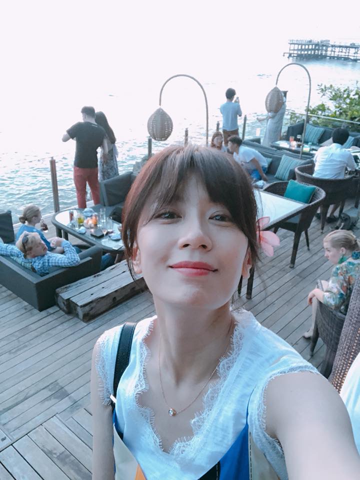 賈靜雯全家「第一次來高雄」玩到臉都歪　咘咘「模仿妹妹的姿勢」被笑虧：偶像包袱超重