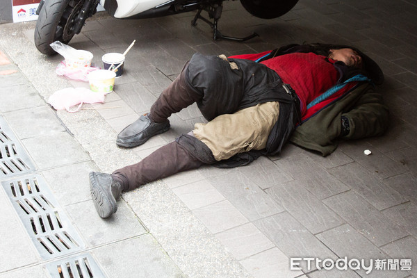 卑微心願！網友「捐出一袋舊衣服」放龍山寺　街友見狀「直接把整袋扛走」下秒暖哭眾人