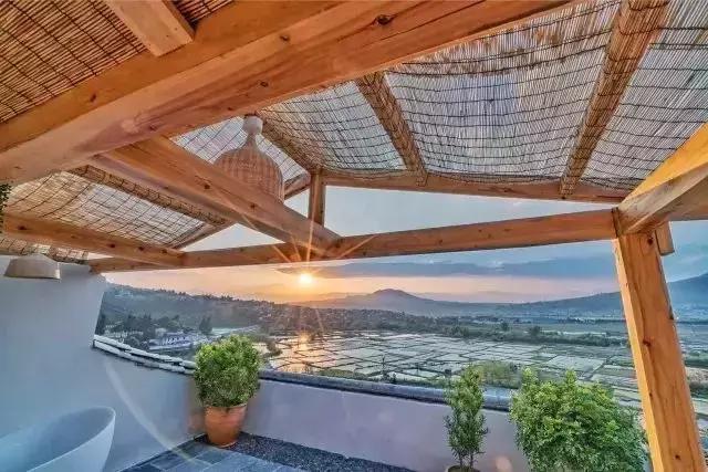 放棄都市生活！小夫妻在鄉村半山腰共築愛巢「打造151坪清幽民宿」路過旅人捨不得走