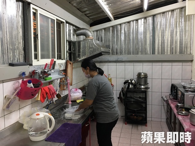 爸爸中風媽媽苦撐家計！16歲女兒「吃同學剩飯」月花1千元內  樂勸同學「你們其實很幸福」