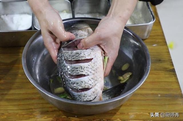紅燒魚不要直接下鍋，大廚教我正確做法，味道濃郁入味