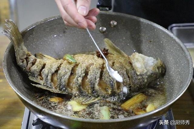 紅燒魚不要直接下鍋，大廚教我正確做法，味道濃郁入味