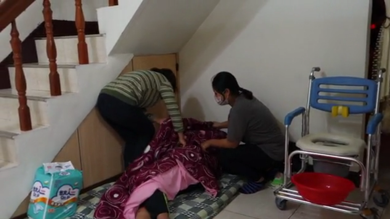 爸爸中風媽媽苦撐家計！16歲女兒「吃同學剩飯」月花1千元內  樂勸同學「你們其實很幸福」