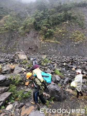 四代同堂一起尋根！54歲長子「揹90歲母爬山涉水」  徒步5公里見「黃金溫泉」淚喊：到家了