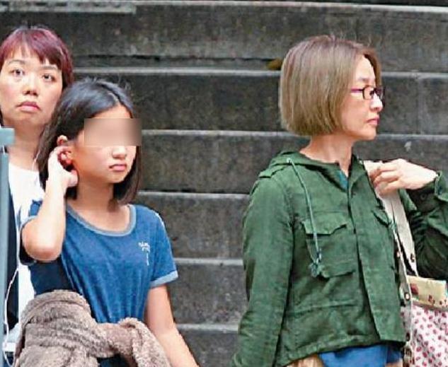 張家輝夫妻「孟母三遷」為女兒買5億豪宅  私下母女逛街「打扮超樸素」：只捨得為孩子花錢