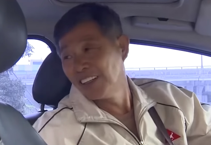 拾金不昧！運將車內撿到皮夾「內含百萬現金」　直奔警局「確認金額後大笑」：白緊張了