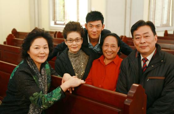 61歲最帥老戲骨！離婚後獨自「照顧重病兒」  如今「重逢初戀」共組幸福家庭