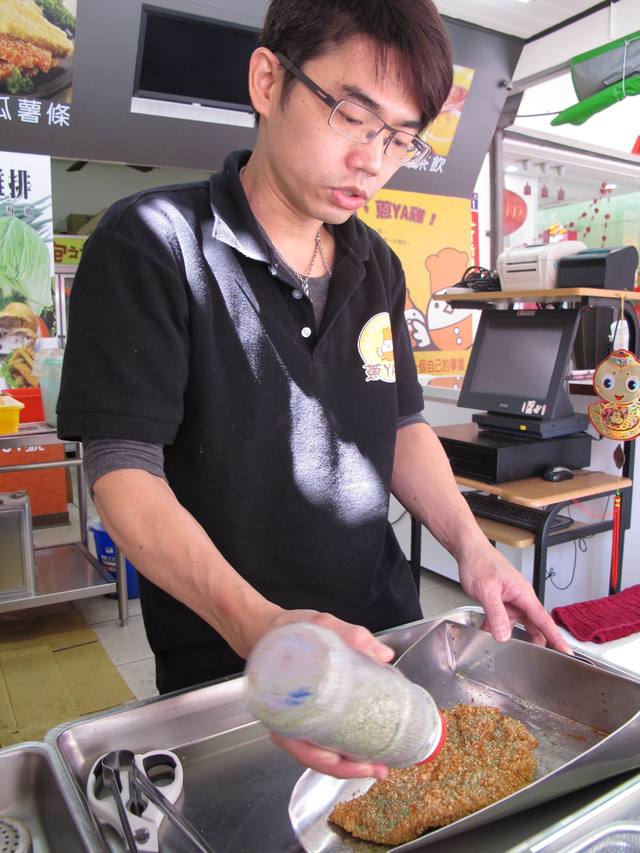 放棄6萬高薪！博士生「轉行賣雞排」震驚社會　爸爸嘆氣吐心聲：我省吃儉用讓你讀書...