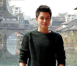 「5次女扮男裝」沒被發現？演得比男主角還要帥氣迷人，高顏值高演技，讓人傻傻分不清楚