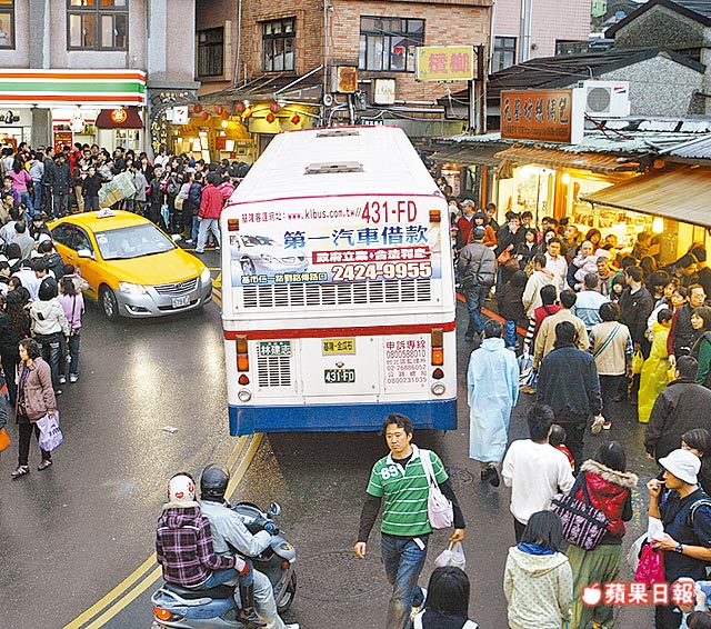 削翻了？九份停車場「1小時200」還要留鑰匙　回來取車「竟是這樣下場」台灣人氣瘋