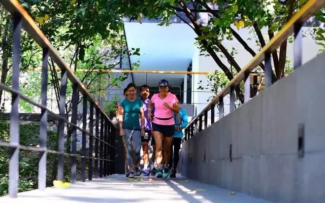 身家逾200億的54歲富婆！「每周跑步4次」從未停下腳步：因為自律所以富有