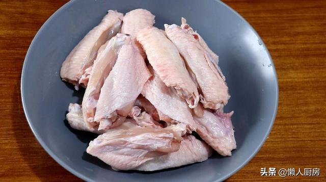 雞翅最好吃的做法！「不用水不用油炸」簡單燜一燜就開動