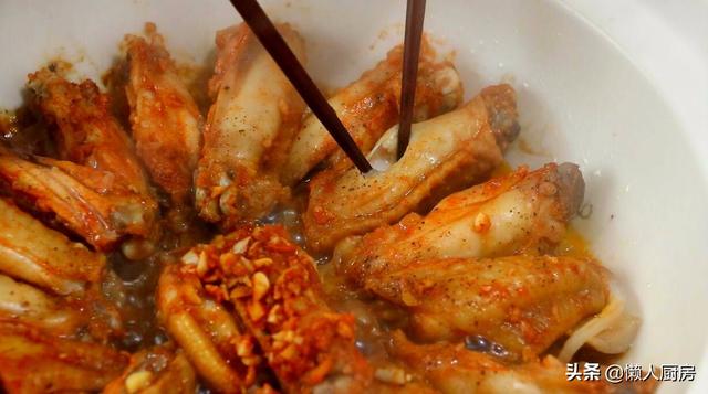 雞翅最好吃的做法！「不用水不用油炸」簡單燜一燜就開動