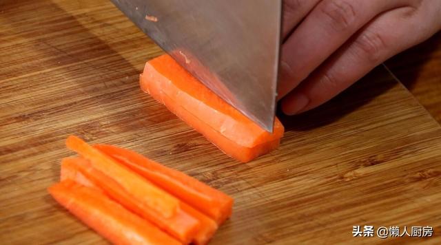 雞翅最好吃的做法！「不用水不用油炸」簡單燜一燜就開動