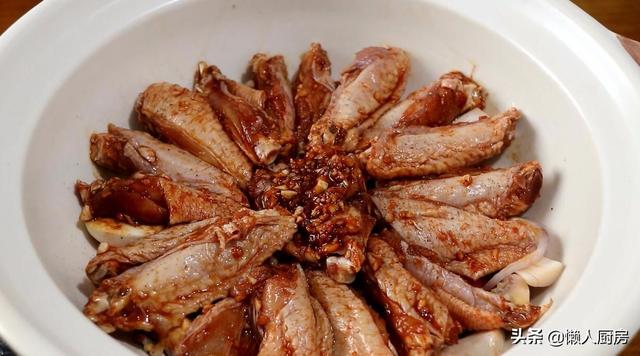 雞翅最好吃的做法！「不用水不用油炸」簡單燜一燜就開動